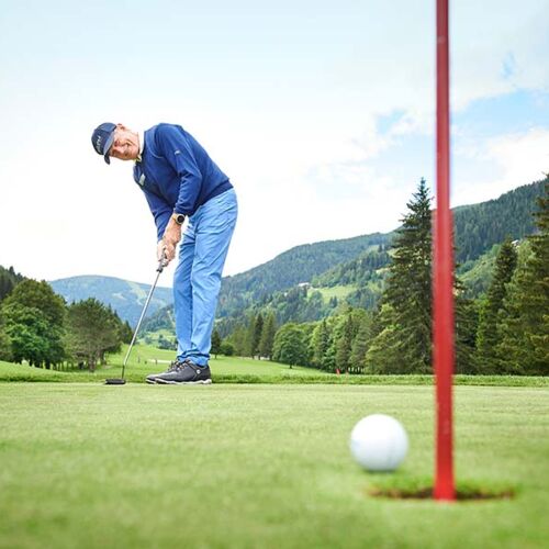 Franz Klammer schlägt seinen Golfball ins Loch in Golfurlaub in Bad Kleinkirchheim
